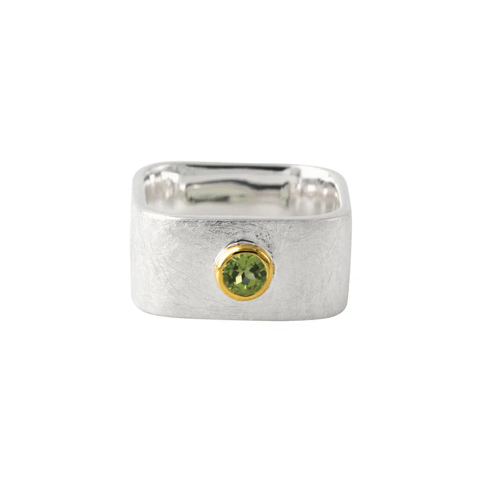 Silberring 925 mit Peridot, 18k vergoldet – breiter mattierter Ring mit goldener Fassung
