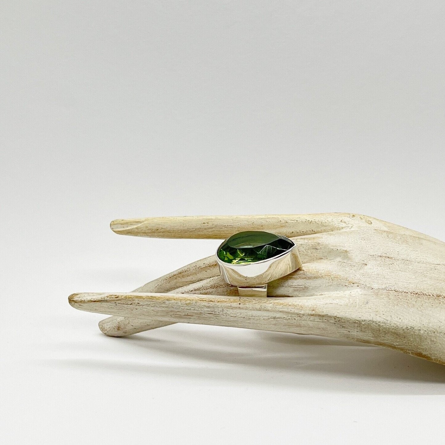 Ring Obsidian lichtgrün tropfen – 2 x 3 cm aus 925er Sterling Silber mit grünem facettiertem Obsidian.