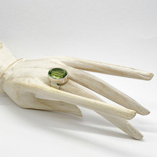 Ring Obsidian oval lichtgrün, 1,5 × 2 cm, silbernes Band – handgefertigt von Tipico-eigenArt