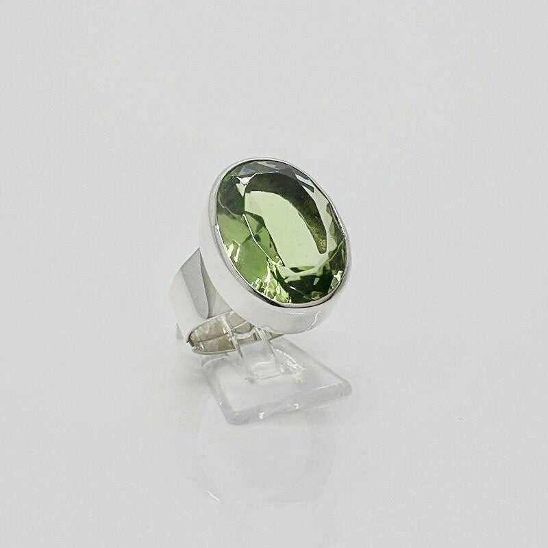 Ring Obsidian oval lichtgrün – 1,5 x 2 cm aus Silber, handgefertigt mit grünem Stein