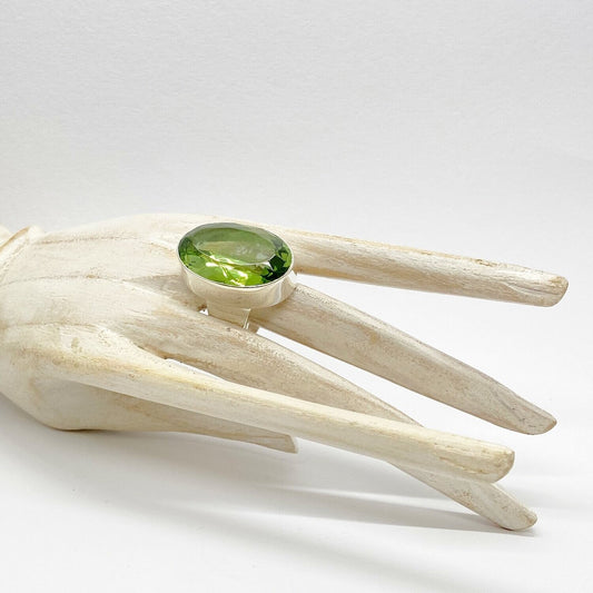 Ring Obsidian oval lichtgrün – 2 × 3 cm, handgefertigt, 925er Silberfassung.