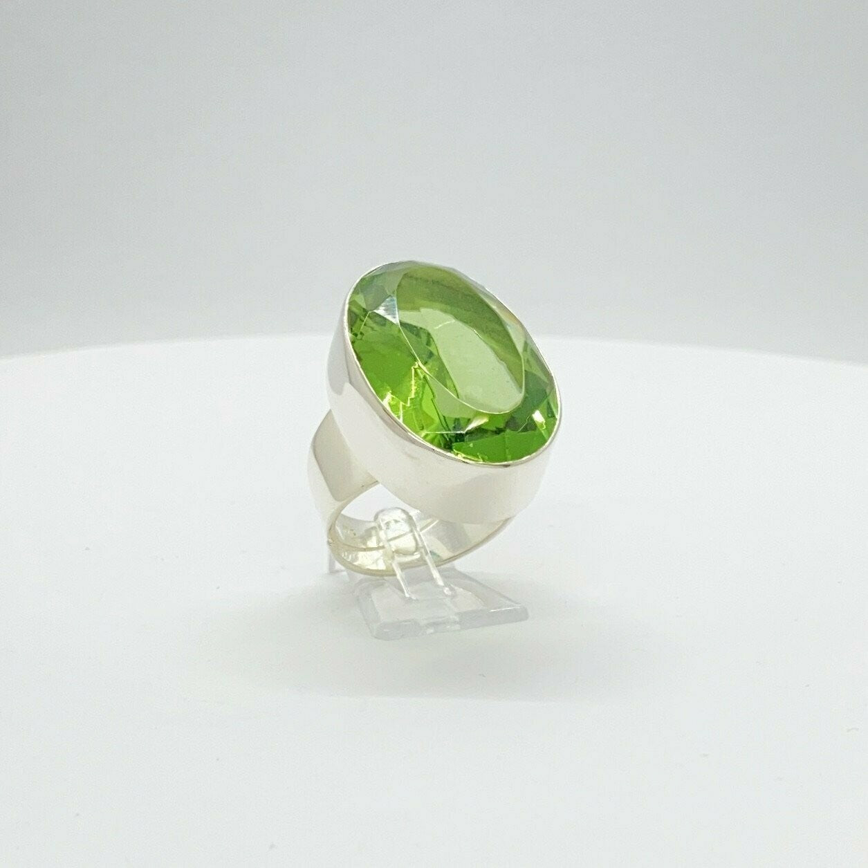 Ring Obsidian oval lichtgrün, 2 × 3 cm, aus massivem 925er Silber, handgefertigt.