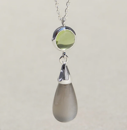Silbercollier mit rundem Peridot und grauem Mondstein-Tropfenanhänger