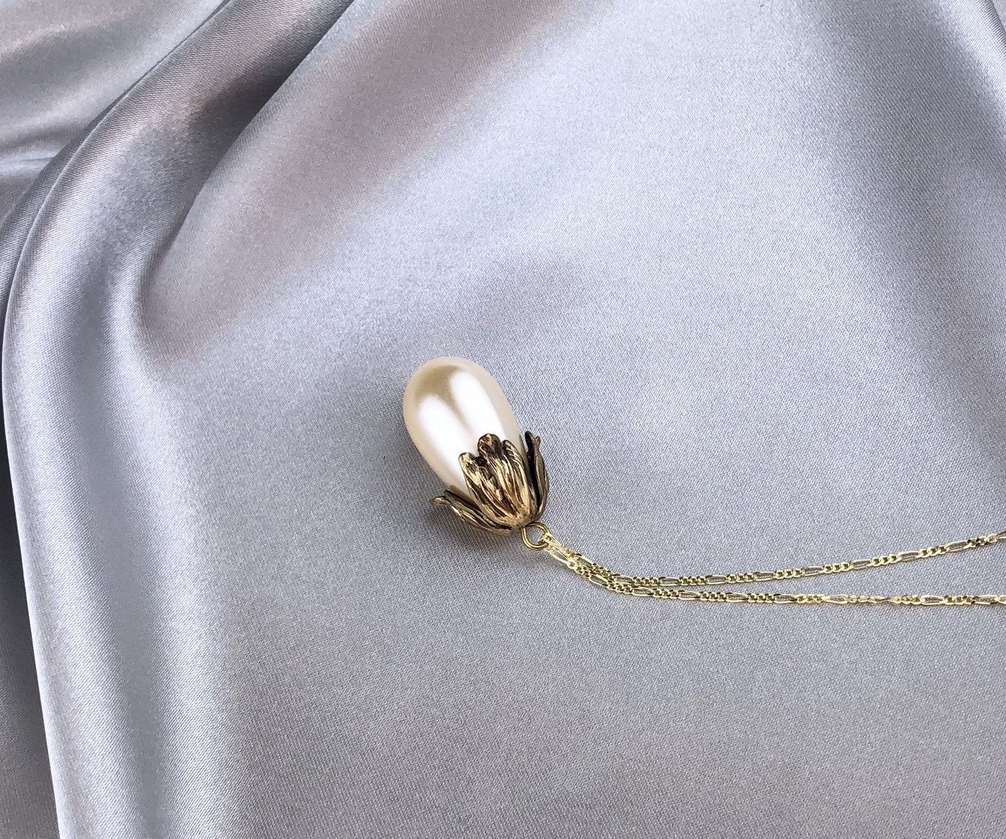 Silberkette mit Tropfenperle und Ornament-Perlenkappe – MadamLili Vintage-Tropfenperle aus den 70ern