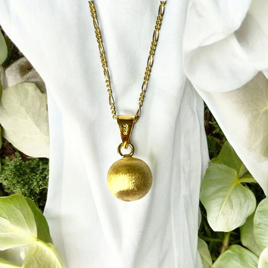 MadamLili Vergoldete Silberkette mit Kugel-Anhänger – 925 Silber, matte Goldplattierung, eleganter Kugel-Anhänger.
