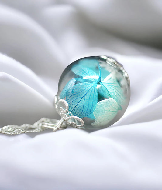 Silberkette mit Hortensblüten Glaskugel Anhänger – MadamLili handgefertigt, blaue Hortensien in Glas