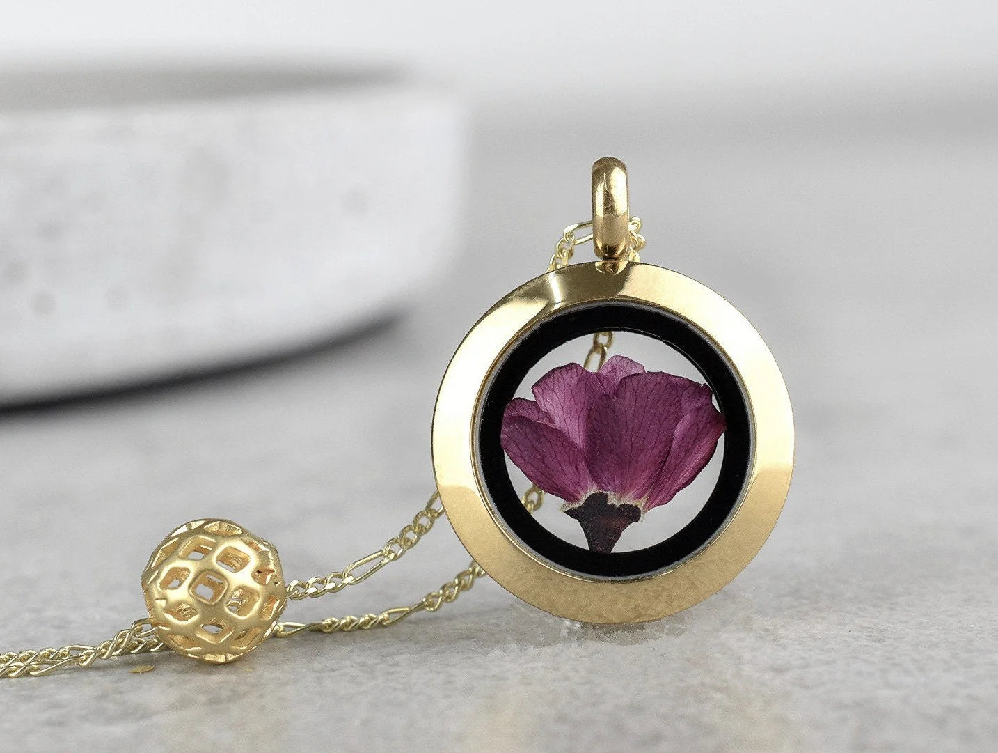 Silberkette vergoldet mit Japanische Kirschblüte Medaillon – MadamLili Schmuckstück mit Kirschblüte im Glas.