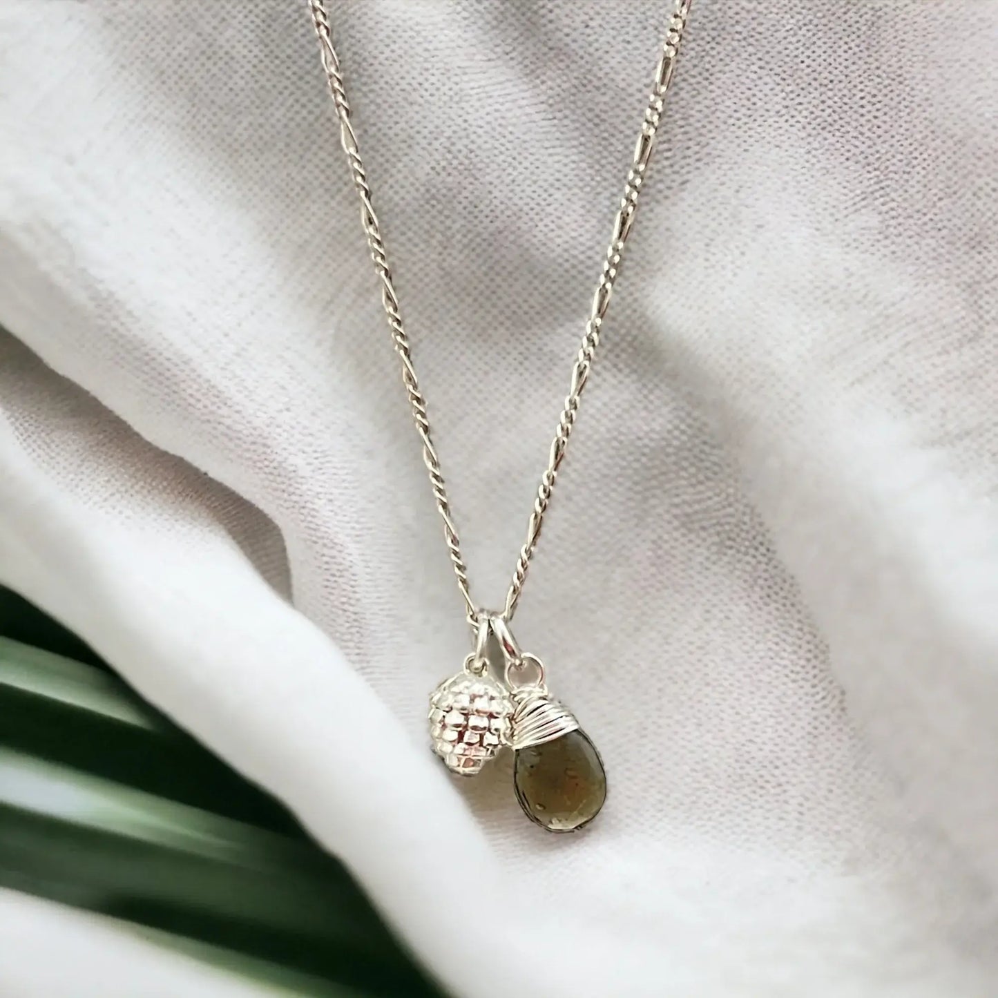 MadamLili Silberkette mit Moldavit Tropfen – 925 Silber, Tannenzapfen-Anhänger.