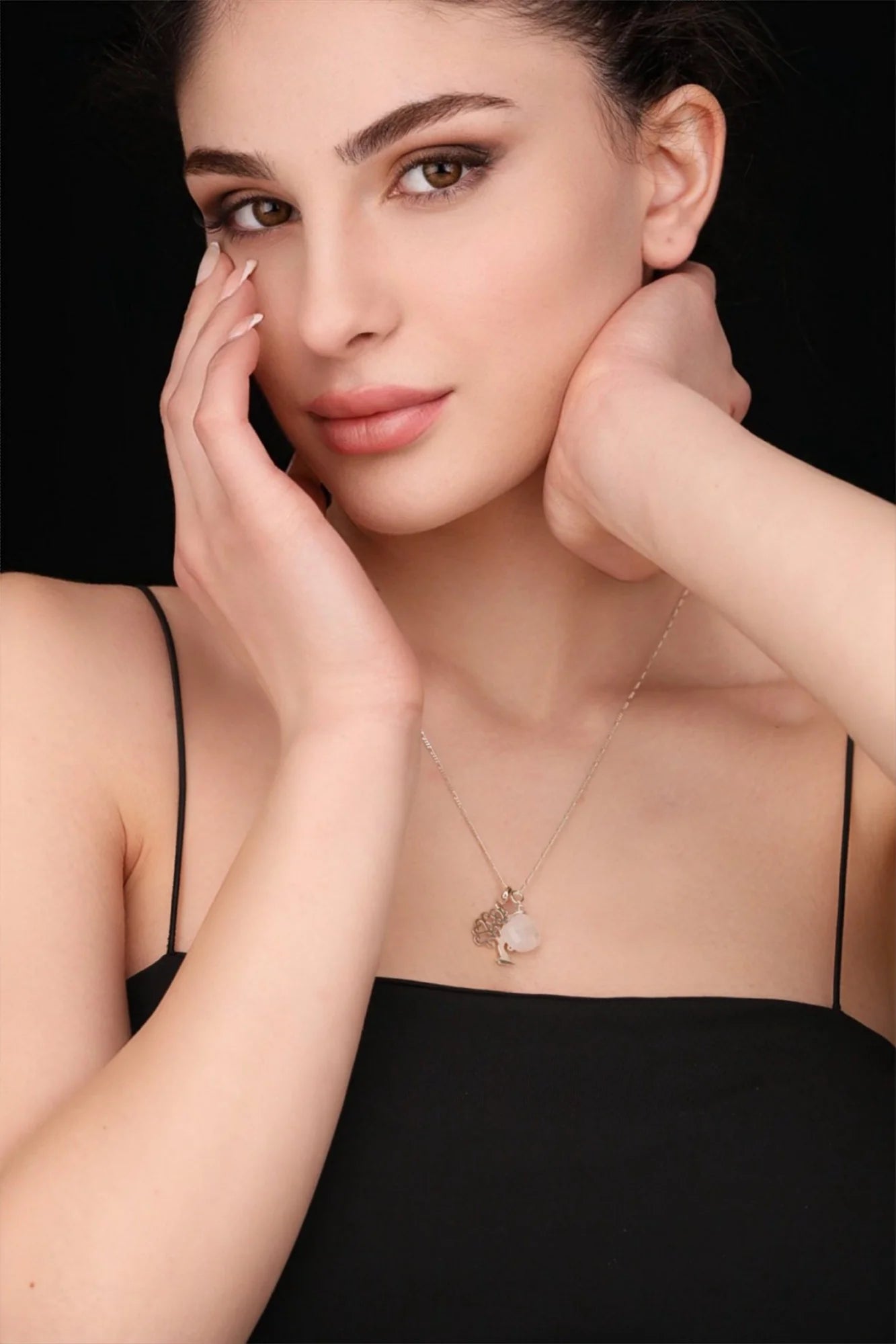 Silberkette mit Lebensbaum und Mondstein an Modell, 925 Sterling, handgefertigt von MadamLili