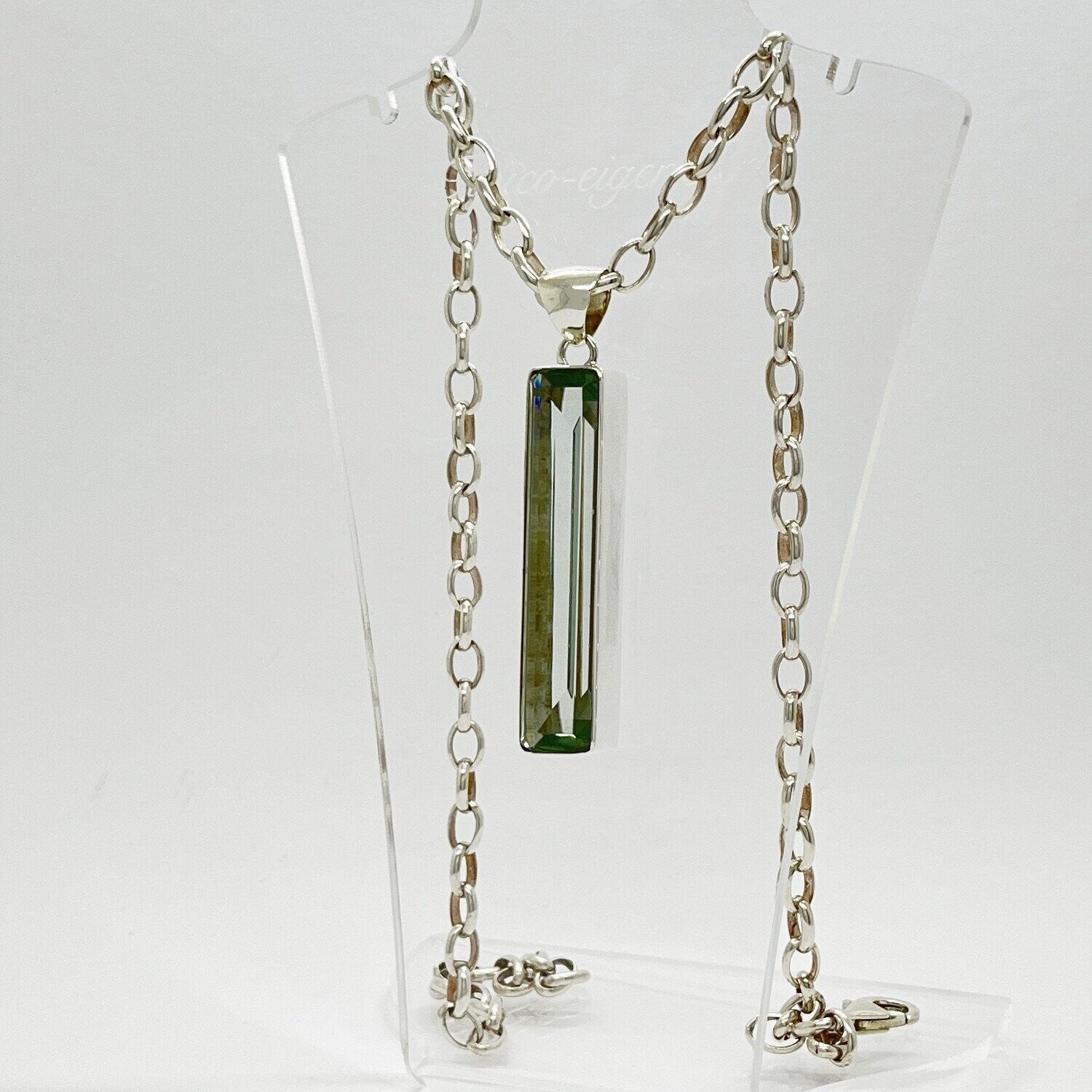 Anhänger aus 925 Sterling Silber mit grünem Edelstein auf einer silbernen Kette.