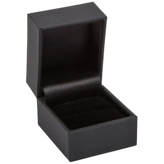 Ringetui aus Kunstleder mit Velour-Einsatz, Außenmaße 46 x 52 x 43 mm, Innenmaße 41 x 41 x 30 mm.