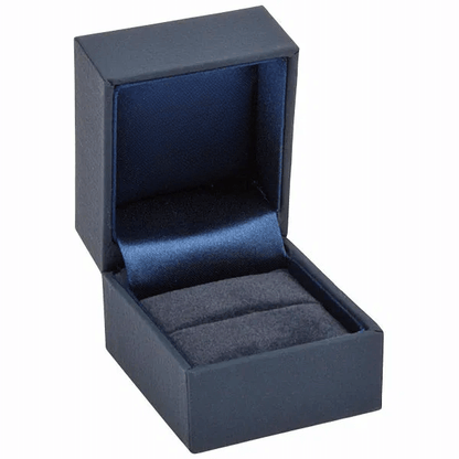 Ringetui aus Kunstleder mit Velour-Einsatz, Außenmaße 46×52×43 mm, Innen 41×41×30 mm, dunkelblau.