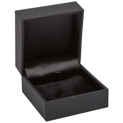 Ohrringe- und Anhängeretui aus Kunstleder mit Velours, schwarze Box, Außenmaße 64×64×39 mm, Innenmaße 52×58×29 mm, 65,5 g.