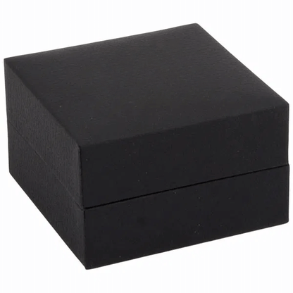 Schwarzes Ohrringe- und Anhängeretui aus Kunstleder mit Velours, Außenmaße 64×64×39 mm, Innenmaße 52×58×29 mm.