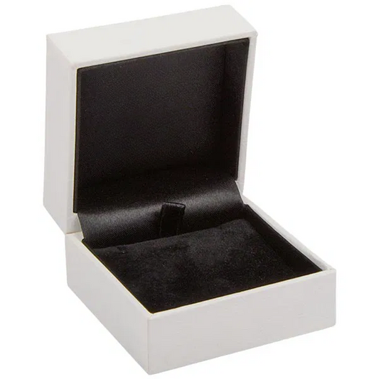 Ohrringe- & Anhängeretui aus weißem Kunstleder mit schwarzem Velours-Innenraum, geöffnet, Außen 64×64×39 mm.