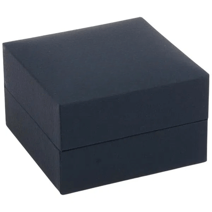 Ohrringe- & Anhängeretui aus schwarzem Kunstleder mit Velours, Außenmaße 64×64×39 mm, Innenmaße 52×58×29 mm.