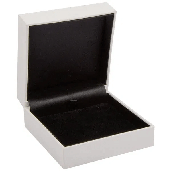 Halskette & Anhängeretui aus schwarzem Kunstleder, Veloureinsatz, Außenmaße 90 × 90 × 41 mm