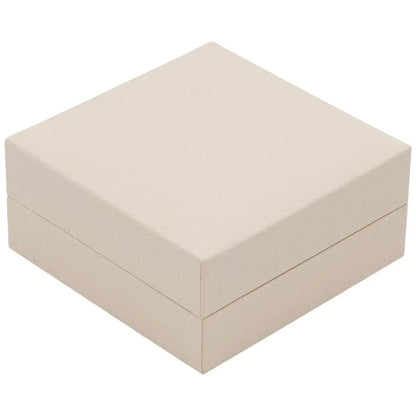 Halskette & Anhängeretui – 90×90×41 mm, Außen: schwarzes Kunstleder, Innen Veloureinsatz