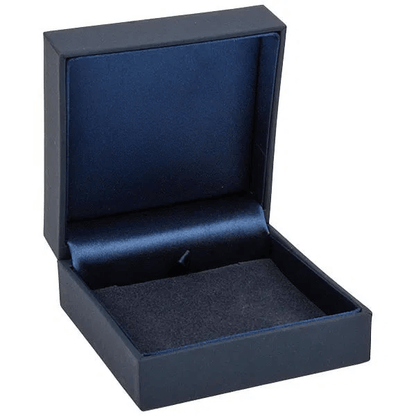 Halskette & Anhängeretui aus schwarzem Kunstleder mit Veloureinsatz, Außenmaße 90×90×41 mm, für Anhänger & Armbänder.