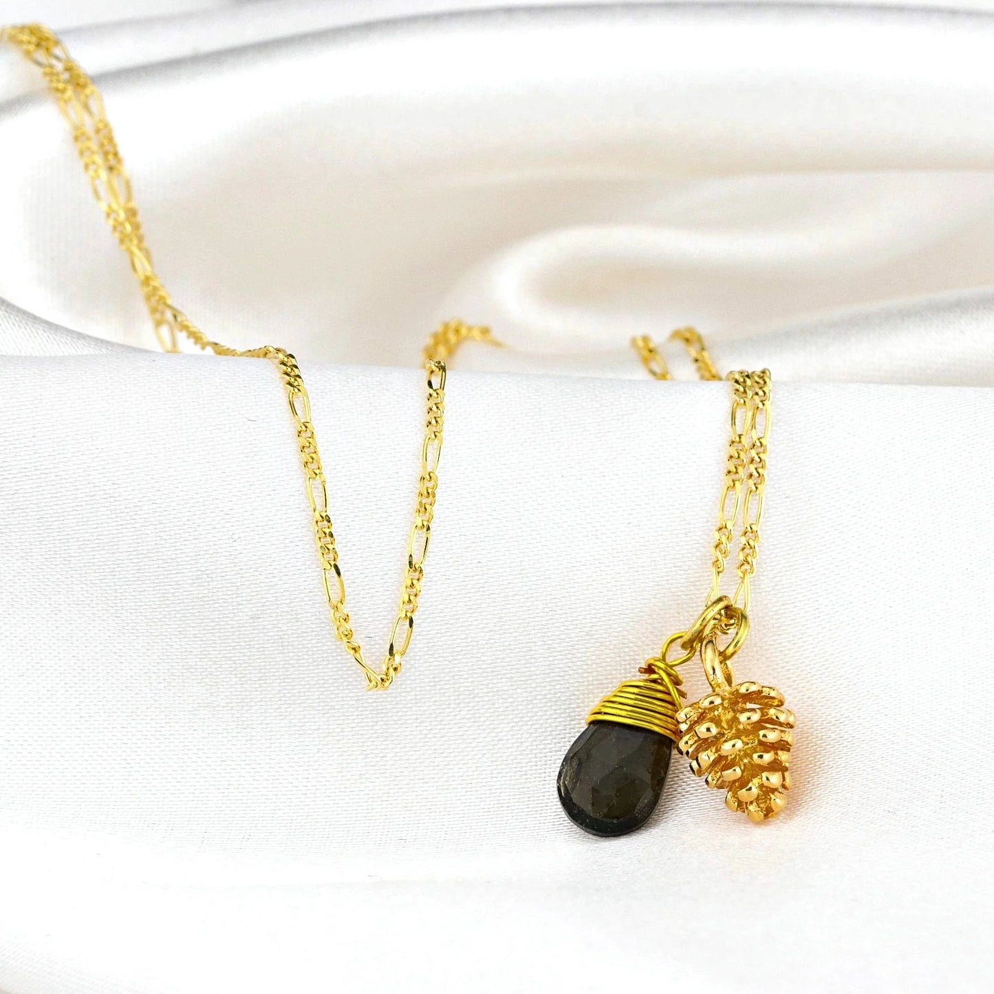 MadamLili Vergoldete Silberkette mit Moldavit Tropfen – Tannenzapfen-Anhänger, eleganter Schmuck.