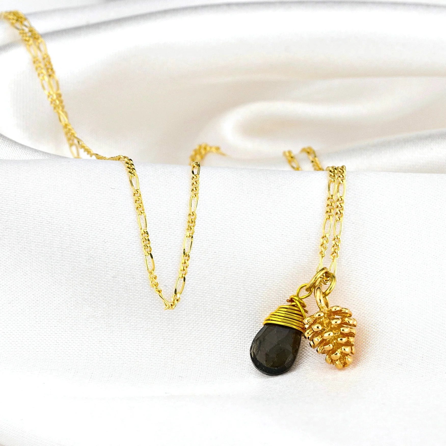 MadamLili Vergoldete Silberkette mit Moldavit Tropfen – Tannenzapfen-Anhänger, eleganter Schmuck.