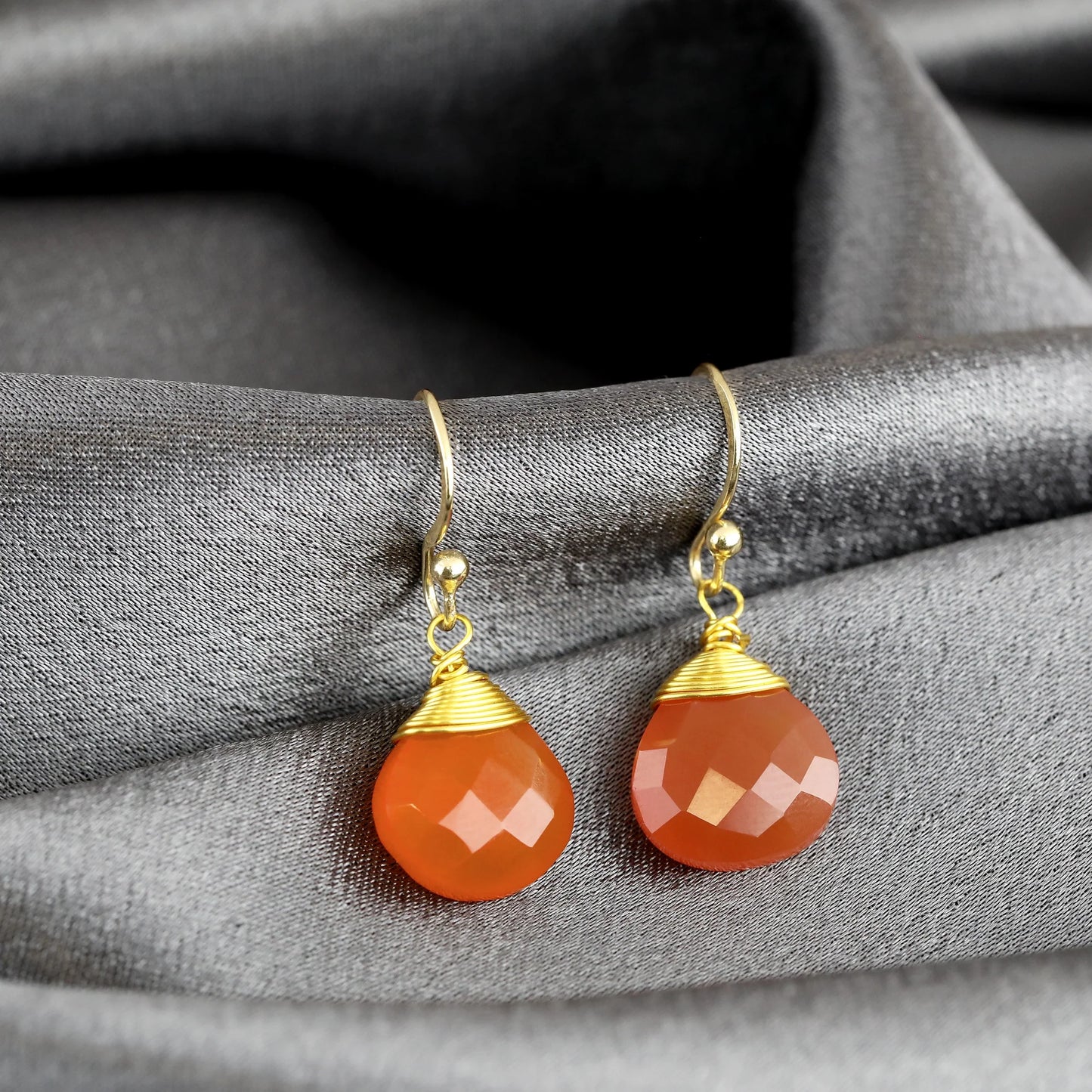 Vergoldete 925er Silber Ohrringe mit Karneol-Tropfen in Orange, goldene Kappen