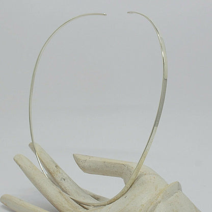 Halsreif Riflesso aus 925 Sterling Silber, schlankes minimalistisches Design, handgefertigt.