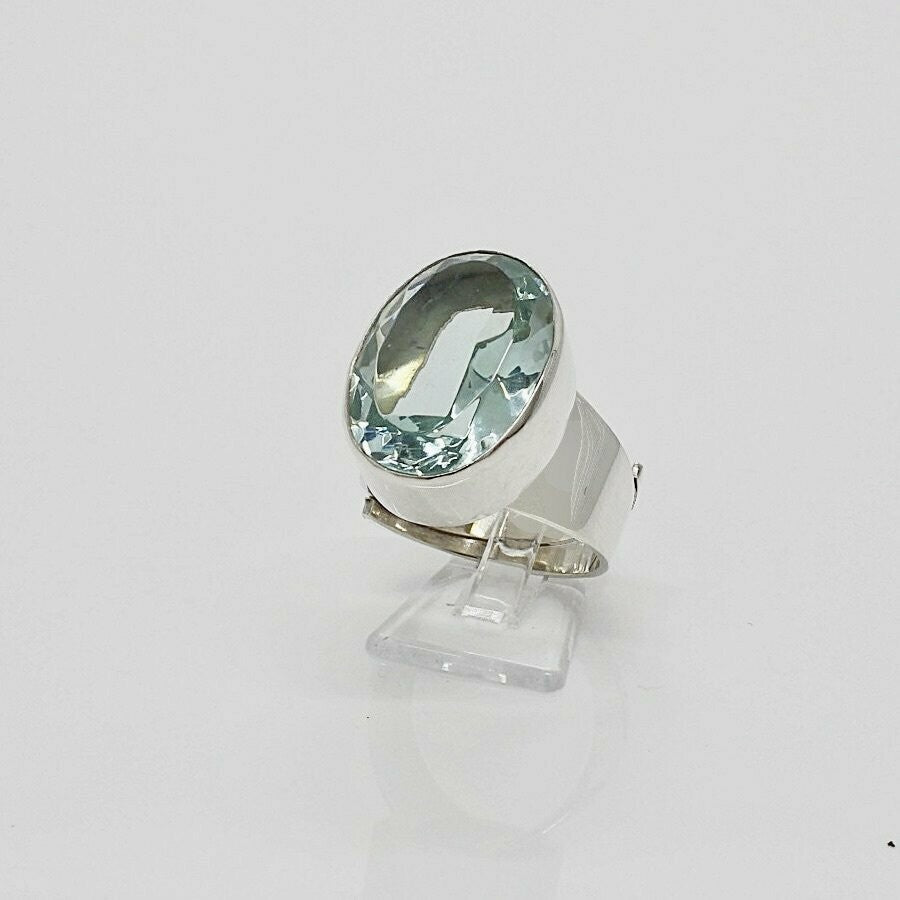 Silberring mit ovalem meerblauem Obsidian, 1,5 × 2 cm, handgefertigt.