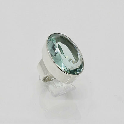 Silberring mit ovalem meerblauen Obsidian 2 × 3 cm, handgefertigt, lichtspielender Stein.