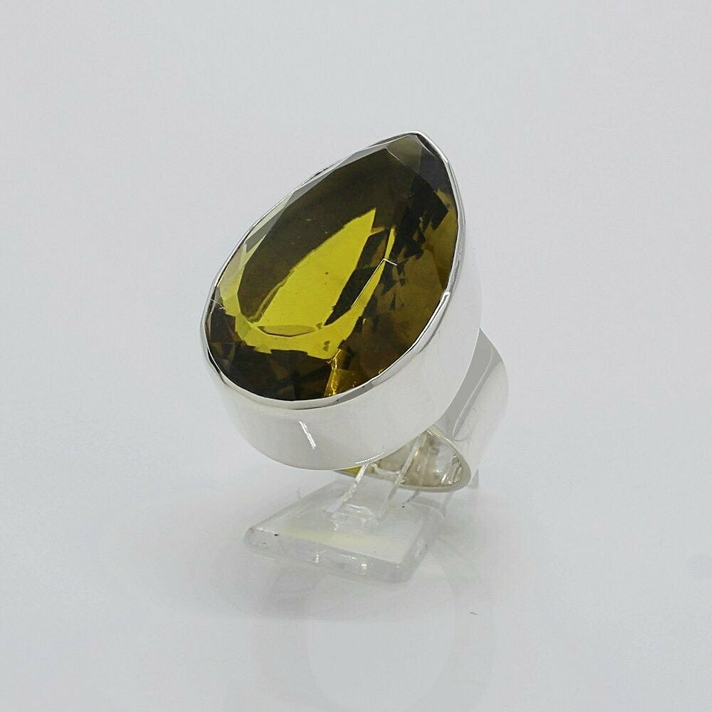 Silberring mit goldbraunem Obsidian in Tropfenform (2 × 3 cm), handgefertigt in Deutschland.