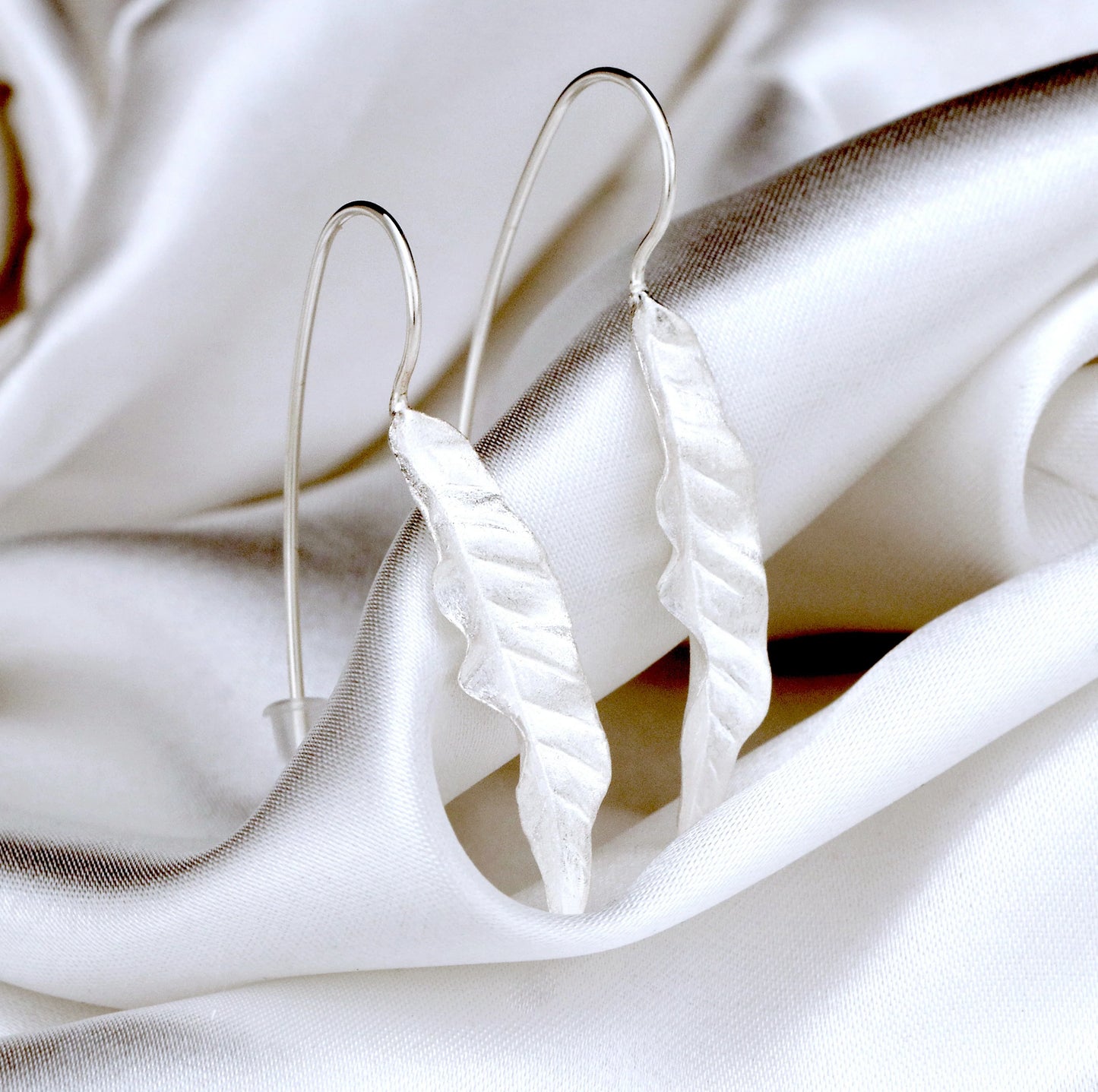 925 Sterling Silber Ohrringe im Blattdesign, handgefertigte, gewellte Blattformen.