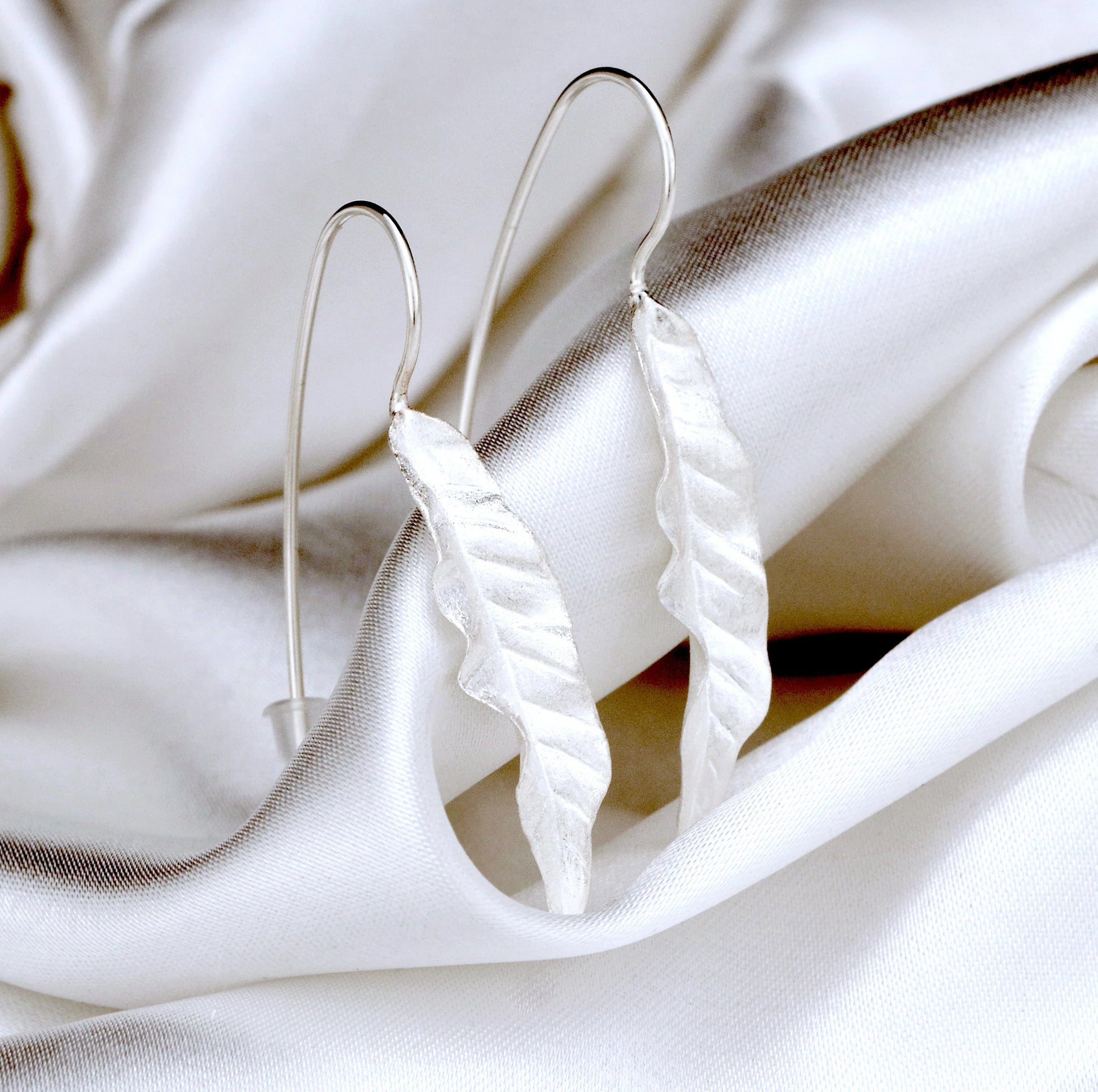 925 Sterling Silber Ohrringe im Blattdesign, handgefertigte, gewellte Blattformen.