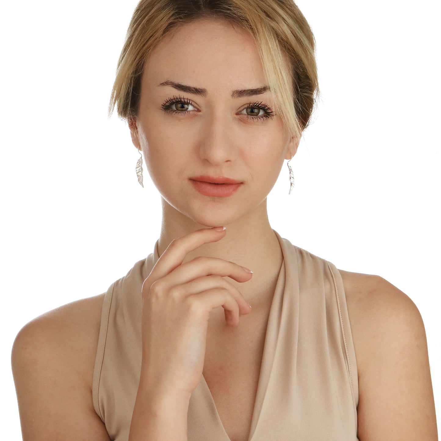 925 Sterling Silber Ohrringe im Blattdesign, filigrane Blattformen am Ohr.