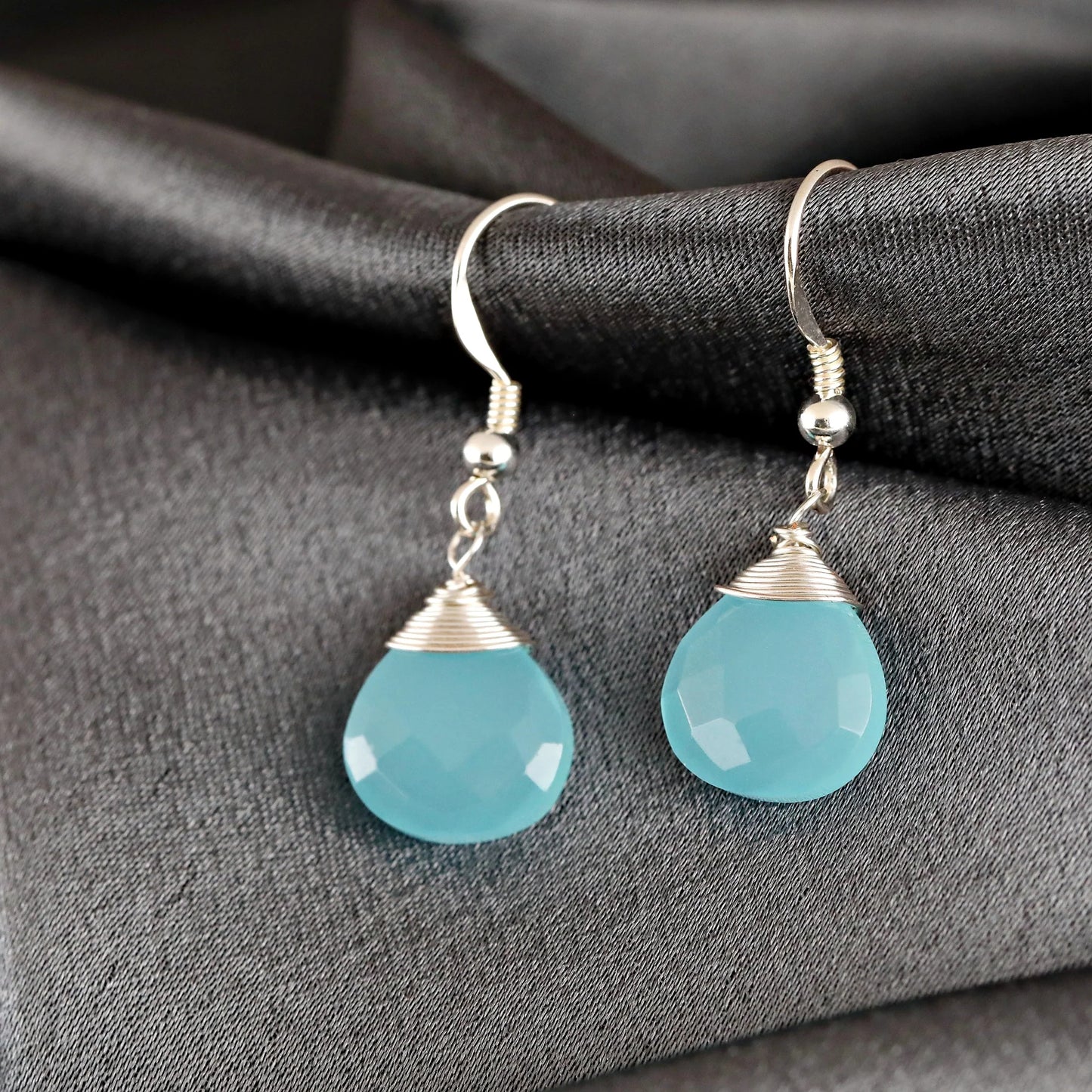 Chalcedon-Tropfen-Ohrhänger aus 925 Sterling Silber, aqua Chalcedon, handgefertigt in Deutschland – MadamLili