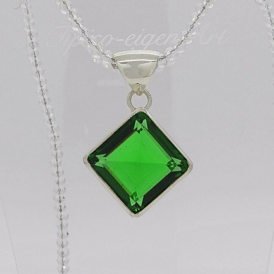 Silver pendant with emerald-green obsidian square (2x2 cm) in a diamond-shaped setting.