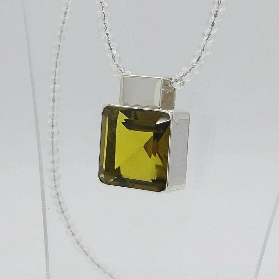 Silberner quadratischer Anhänger aus goldbraunem Obsidian, 2 × 2 cm, mit Silberfassung.