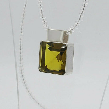 Silberner quadratischer Anhänger aus goldbraunem Obsidian, 2 × 2 cm, mit Silberfassung.