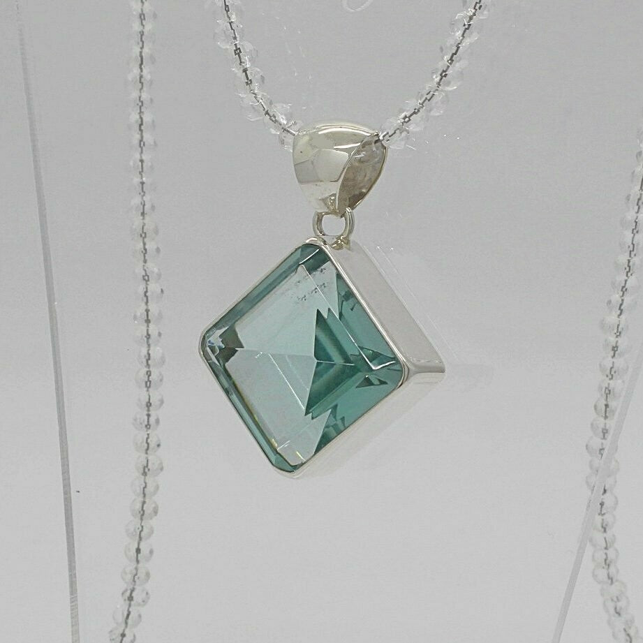 Silberanhänger Obsidian meerblau Quadrat 2x2 cm in silberner Fassung.