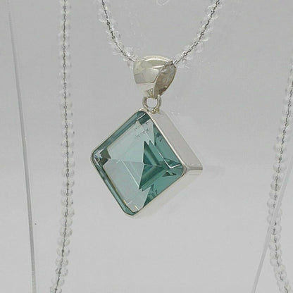 Silberanhänger Obsidian meerblau Quadrat 2x2 cm in silberner Fassung.