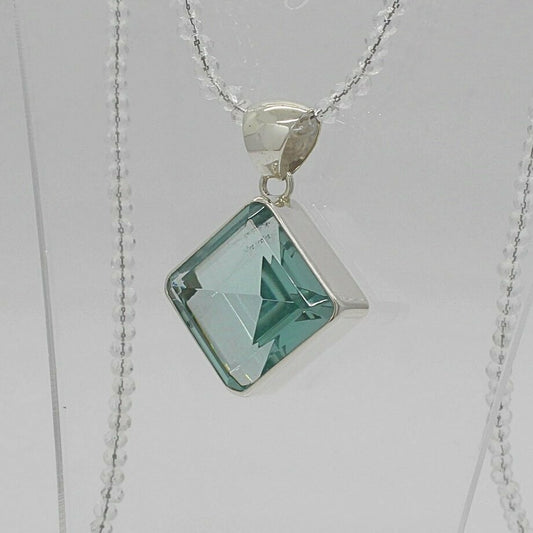 Silberanhänger Obsidian meerblau Quadrat 2x2 cm in silberner Fassung.