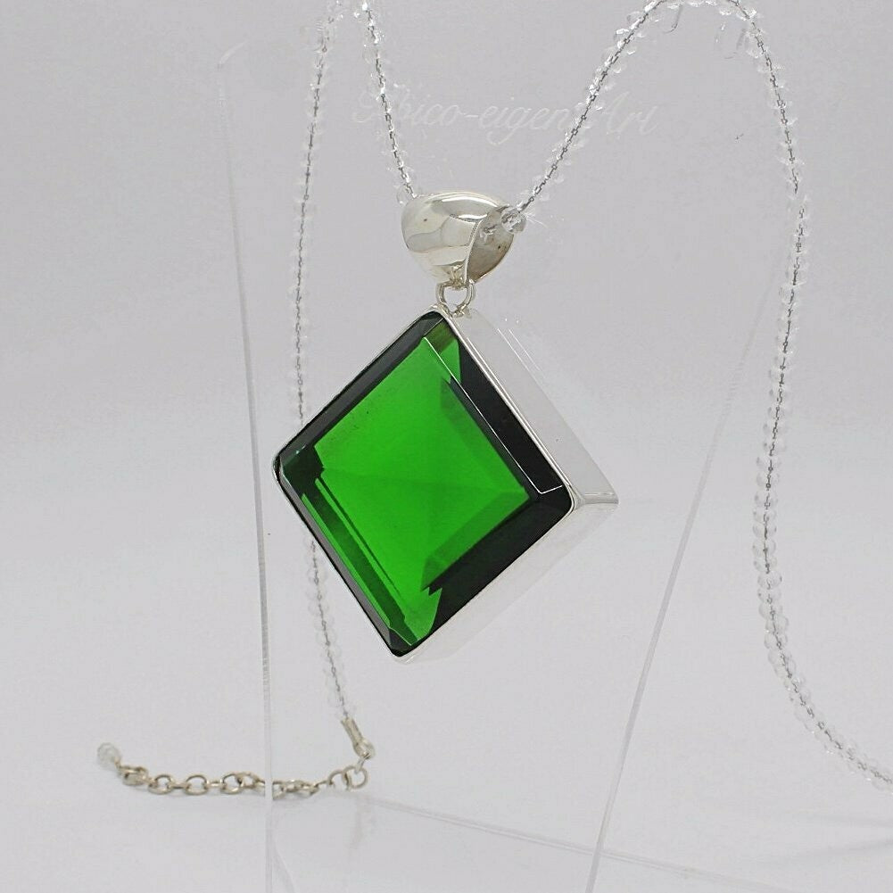 Silver pendant featuring emerald-green obsidian square (3.5 × 3.5 cm) in a silver bezel on a chain.