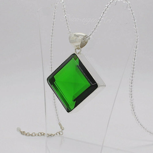 Silver pendant featuring emerald-green obsidian square (3.5 × 3.5 cm) in a silver bezel on a chain.