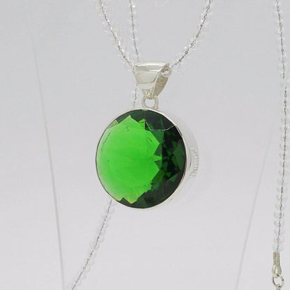 Runder smaragdgrüner Obsidian-Silberanhänger, Ø3 cm, facettierter Stein in Silberfassung auf feiner Kette