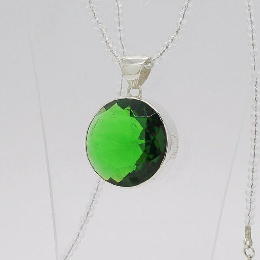 Runder smaragdgrüner Obsidian-Silberanhänger, Ø3 cm, facettierter Stein in Silberfassung auf feiner Kette