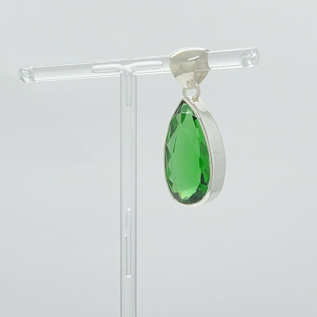 Silberanhänger mit tropfenförmigem smaragdgrünen Obsidian (1,5 × 3 cm) in silberner Fassung