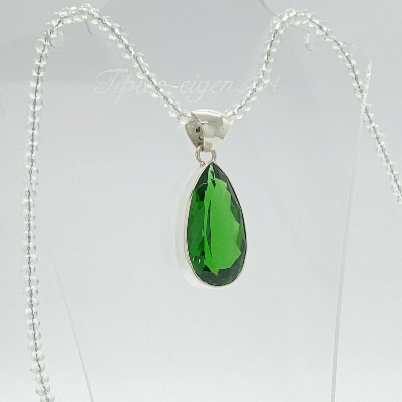 Tropfenförmiger Silberanhänger mit smaragdgrünem Obsidian, 1,5 × 3 cm, an Silberkette.