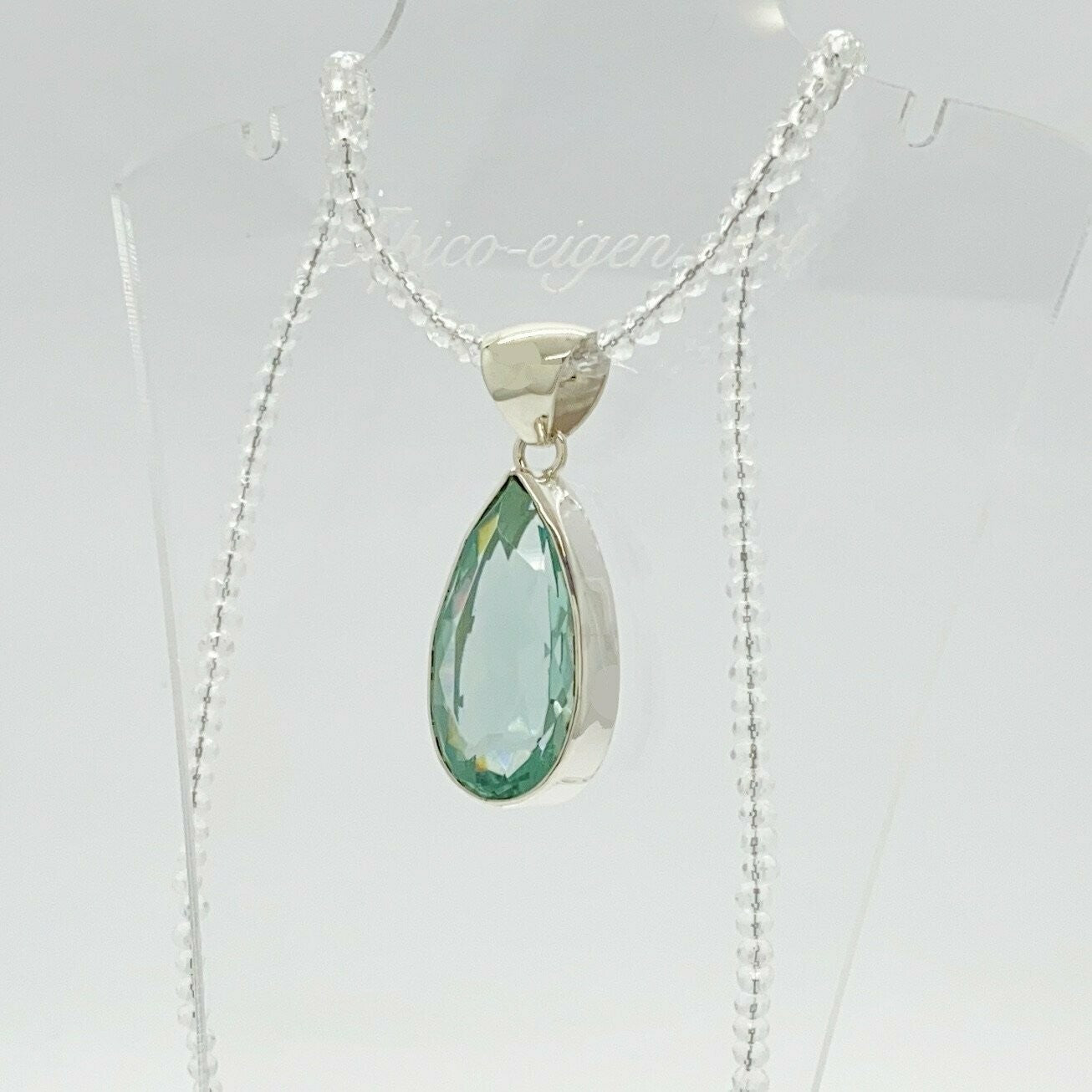 Silberanhänger Obsidian meerblau Tropfen, 1,5 × 3 cm, von Tipico-eigenArt, mit Sterlingsilberfassung an Halskette