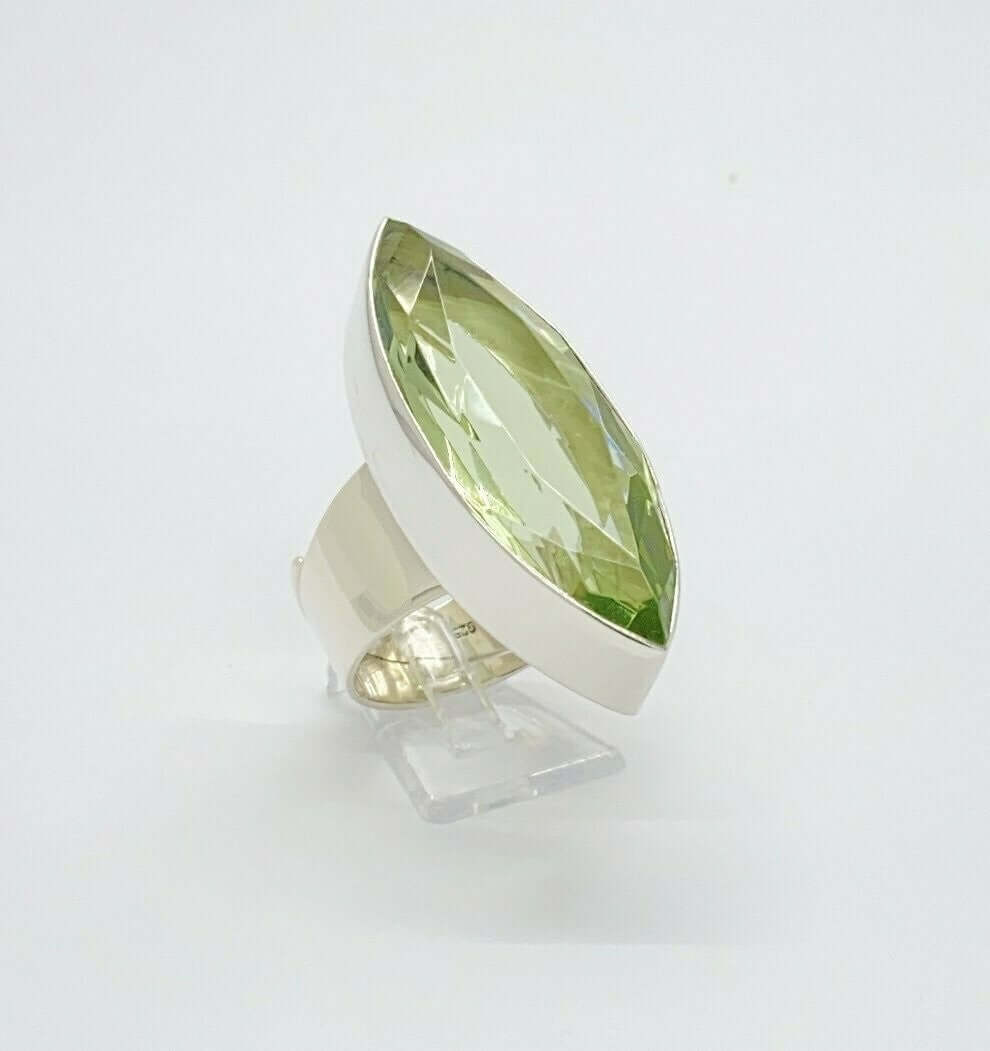 Eleganter Silberring Obsidian lichtgrün 1,5 x 4 cm, handgefertigt von Tipico-eigenArt, einzigartiges Design.