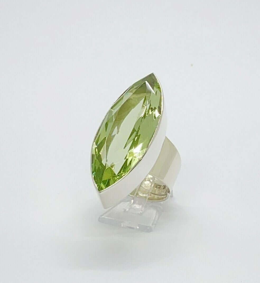 Silberring Obsidian lichtgrün 1,5 x 4 cm von Tipico-eigenArt – eleganter Unikatring mit auffälligem Design.