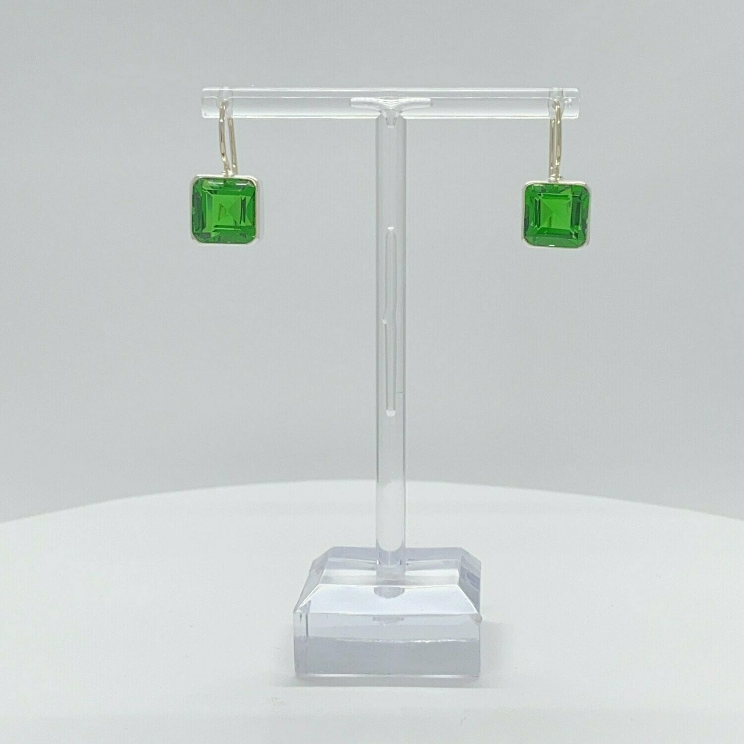 Ohrhänger Obsidian smaragdgrün Quadrat 1 x 1 cm von Tipico-eigenArt – handgefertigte Eleganz in Silber und Obsidian.